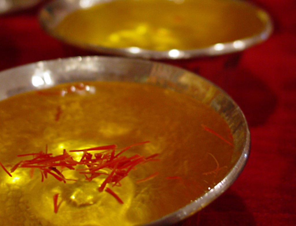 extra-virgin-olive-oil-with-saffron-gourmet-food-spain-mariscal-sarroca-2