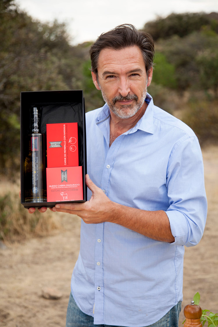 El actor Ginés García Millán (2016) con sus regalos gourmet Mariscal & Sarroca