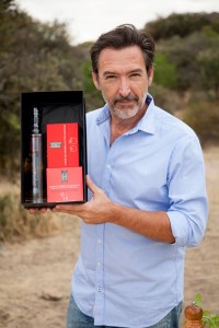 El actor Ginés García Millán (2016) con sus regalos gourmet Mariscal & Sarroca